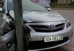 Người đàn ông mặc sắc phục CSGT lái xe đâm vào cột điện