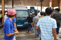 hai co gai thao dai phan cach de thoat khoi cho dong xe