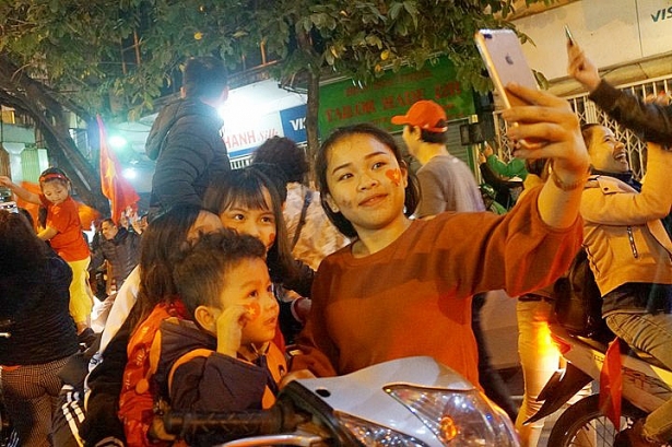 Bờ hồ Hoàn Kiếm 'thất thủ' vì người dân ùn ùn kéo về mừng U23 Việt Nam vào bán kết giải châu Á bo ho hoan kiem that thu vi nguoi dan un un keo ve mung u23 viet nam vao ban ket giai chau a