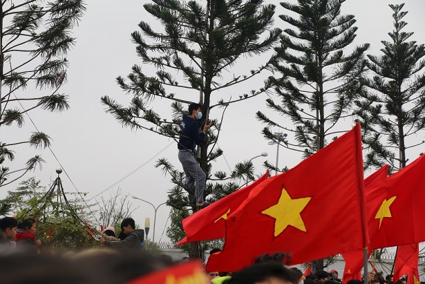 treo cay dot phao sang don doi tuyen u23 viet nam tai san bay noi bai