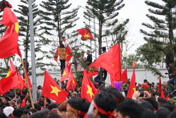 treo cay dot phao sang don doi tuyen u23 viet nam tai san bay noi bai