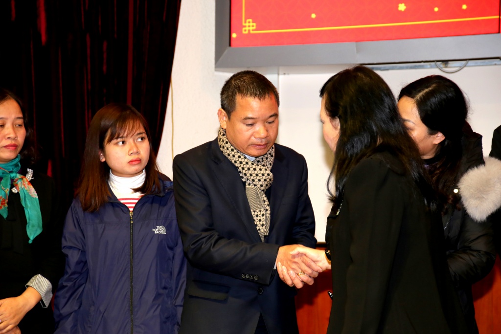 vo cua nguoi dan ong hien tang cuu 6 nguoi toi thay chong minh nhu con dau do tren coi doi