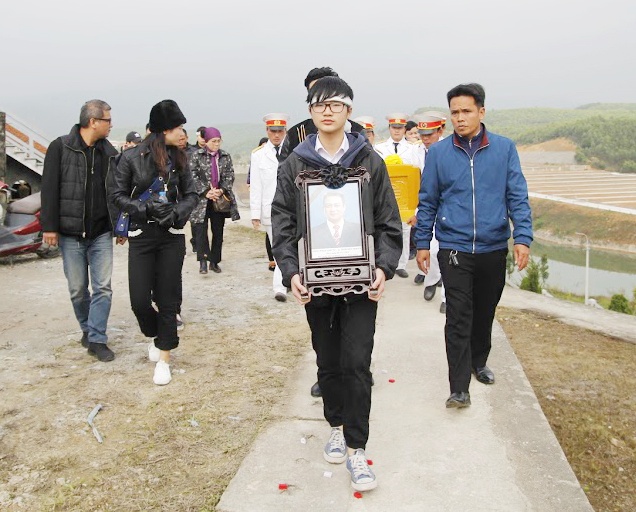 nhieu nghe si khoc nghen tien dua nsnd anh tu ve noi an nghi cuoi cung
