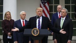 Ông Trump dọa đóng cửa chính phủ nhiều năm