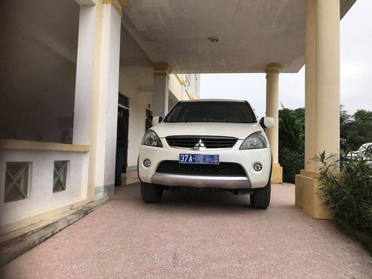 vu can bo qltt bi to vao phong ngu lam luat dung xe o to bien xanh di mua thuoc cho me