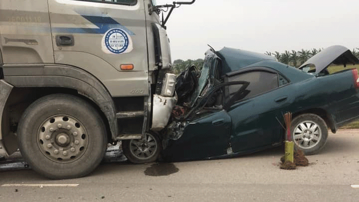 hai canh sat pccc tu vong tai cho sau khi va cham voi xe jeep