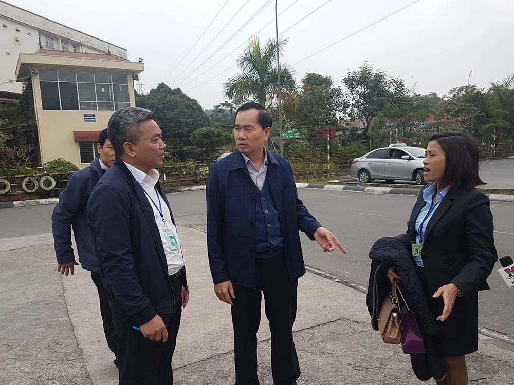 tong cuc truong vi hanh xu ngay co gai cam vo lang mang theo dien thoai