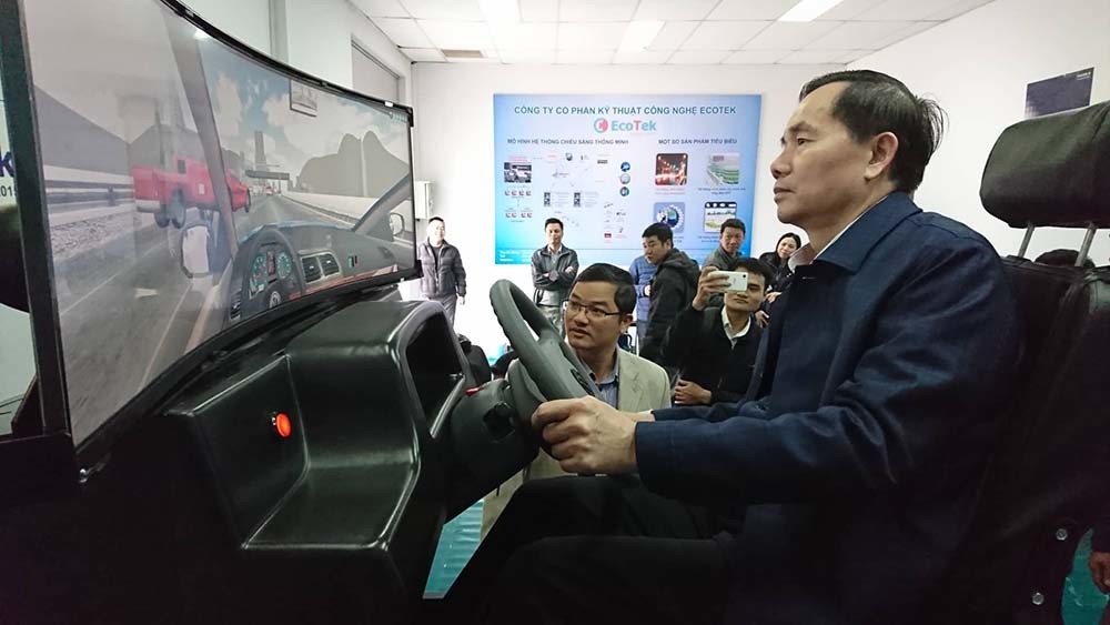 tong cuc truong vi hanh xu ngay co gai cam vo lang mang theo dien thoai
