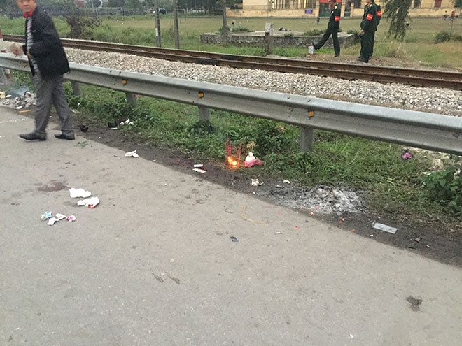 nhan chung ke lai giay phut chiec xe tai dam vao doan nguoi di vieng nghia trang o hai duong