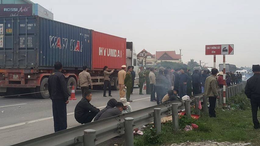 vu xe tai dam vao doan nguoi di vieng nghia trang xe lao nhu ten bay mot so nguoi chi kip la het roi bat dong