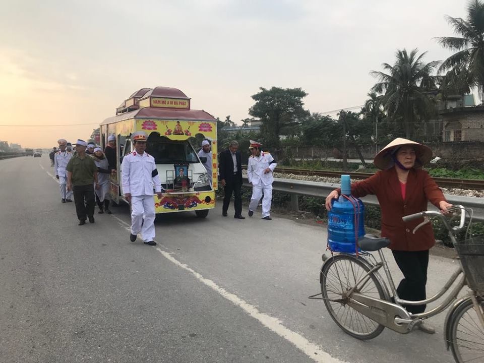 nguoi than khoc nghen tien dua nan nhan vu xe tai dam doan nguoi vieng nghia trang ve noi an nghi cuoi cung
