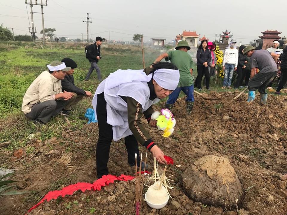 nguoi than khoc nghen tien dua nan nhan vu xe tai dam doan nguoi vieng nghia trang ve noi an nghi cuoi cung