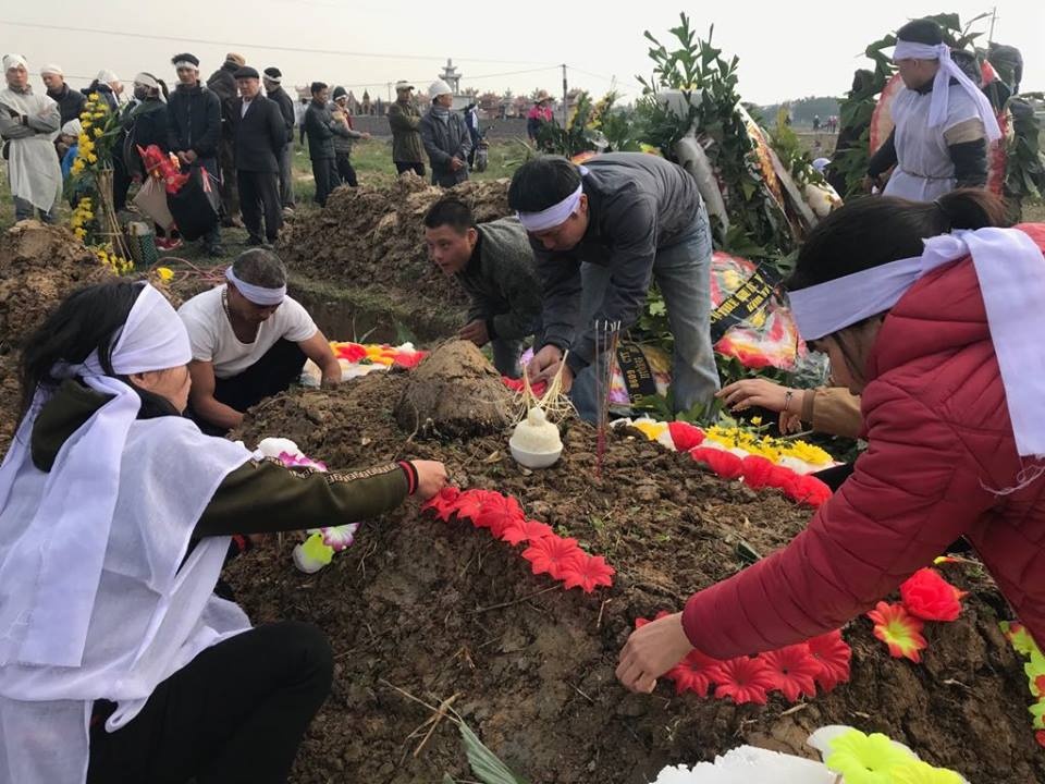 nguoi than khoc nghen tien dua nan nhan vu xe tai dam doan nguoi vieng nghia trang ve noi an nghi cuoi cung