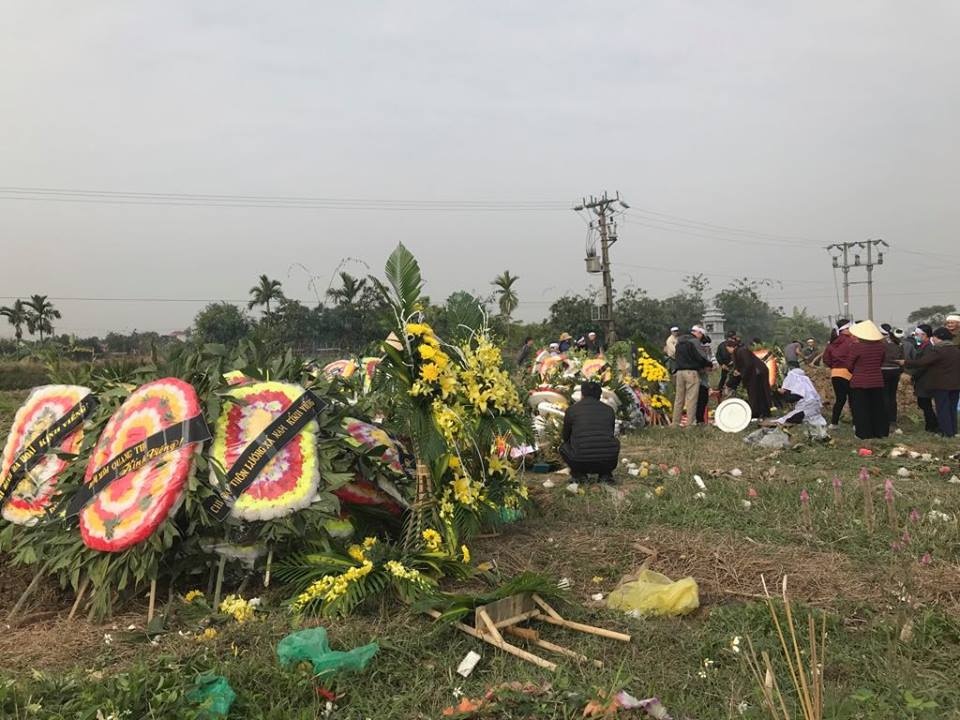 nguoi than khoc nghen tien dua nan nhan vu xe tai dam doan nguoi vieng nghia trang ve noi an nghi cuoi cung