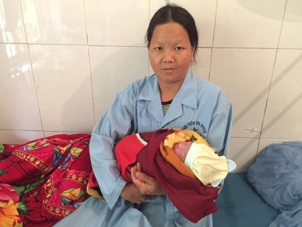 san phu sinh con 3kg ngay duoi khe nui sau khi bi nga xuong vuc