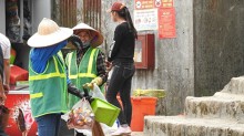 Lễ hội Yên Tử: Nhân viên thu gom rác tất bật từ sáng sớm