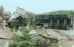 Xe container đâm xe chở công nhân công ty Sam Sung, 5 người bị thương