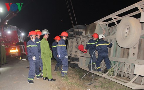 lat xe container de chet 2 phu nu di bo
