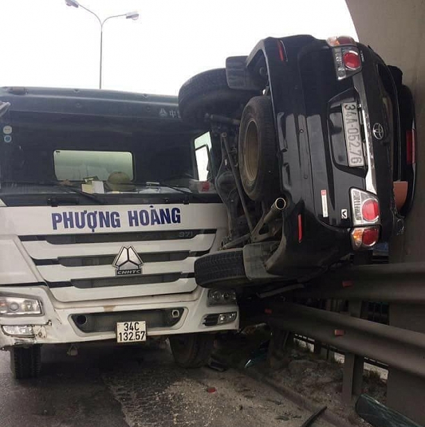 o to 7 cho treo lo lung duoi chan cau sau khi va cham cuc manh voi xe bon