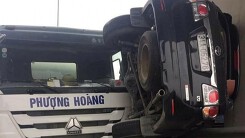 Ô tô 7 chỗ treo lơ lửng dưới chân cầu sau khi va chạm cực mạnh với xe bồn