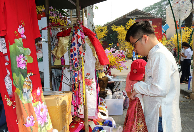 nhon nhip thue a o dai khan dong chup hinh o pho ong do sai gon
