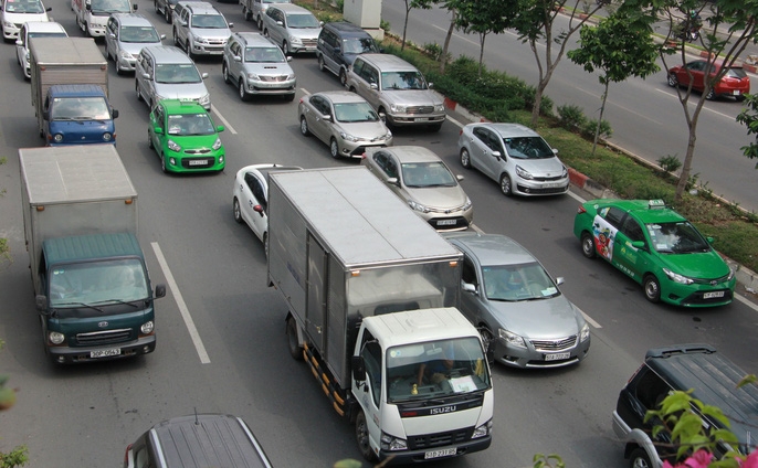 ket xe khung khiep cua ngo san bay tan son nhat trua 25 tet