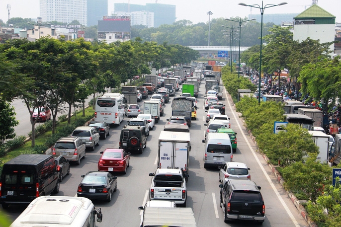 ket xe khung khiep cua ngo san bay tan son nhat trua 25 tet