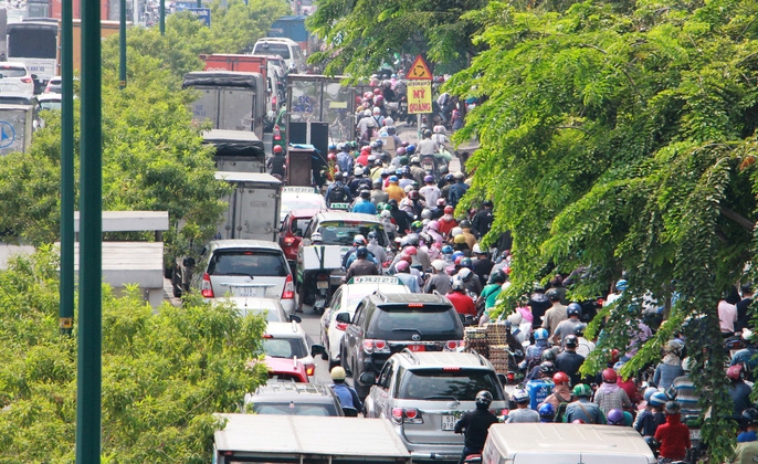 ket xe khung khiep cua ngo san bay tan son nhat trua 25 tet