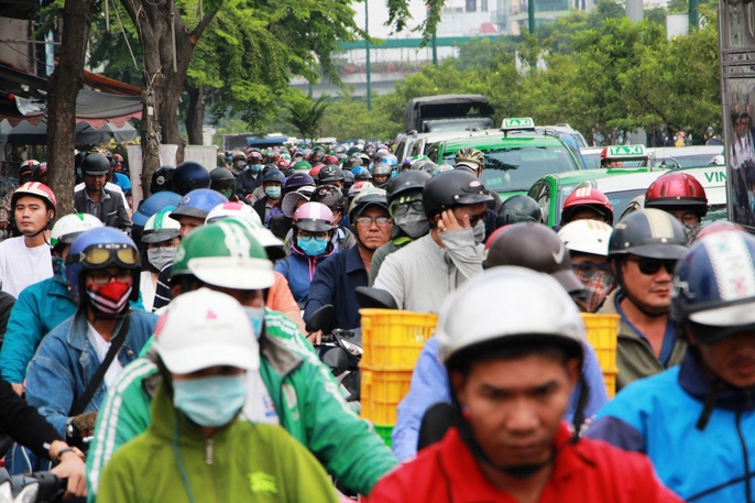 ket xe khung khiep cua ngo san bay tan son nhat trua 25 tet