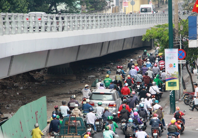 ket xe khung khiep cua ngo san bay tan son nhat trua 25 tet