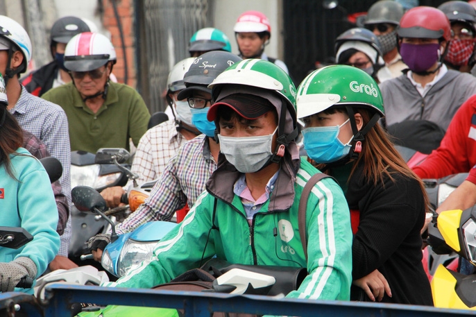 ket xe khung khiep cua ngo san bay tan son nhat trua 25 tet