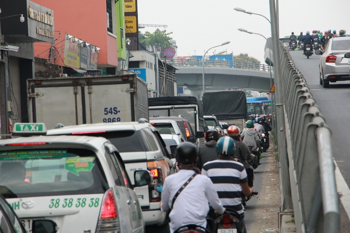ket xe khung khiep cua ngo san bay tan son nhat trua 25 tet