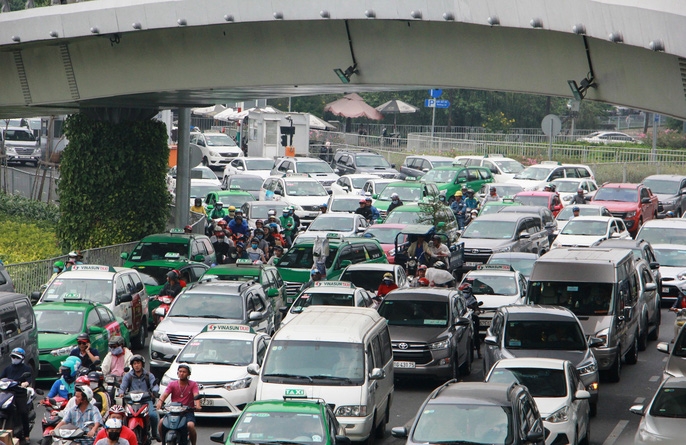 ket xe khung khiep cua ngo san bay tan son nhat trua 25 tet