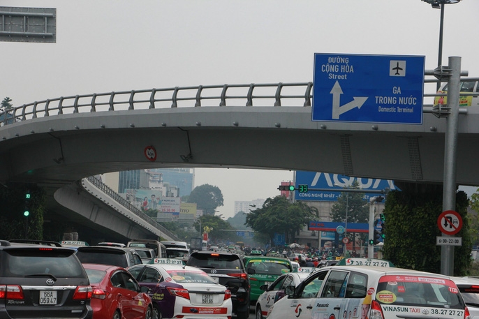 ket xe khung khiep cua ngo san bay tan son nhat trua 25 tet