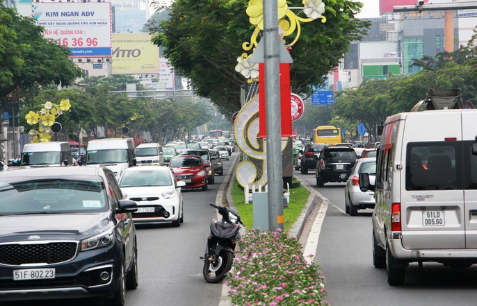 ket xe khung khiep cua ngo san bay tan son nhat trua 25 tet