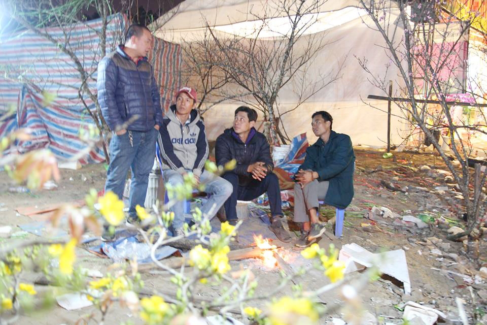 trong dao quat ngay tet nguoi dan dot lua quay luoi de chong trom