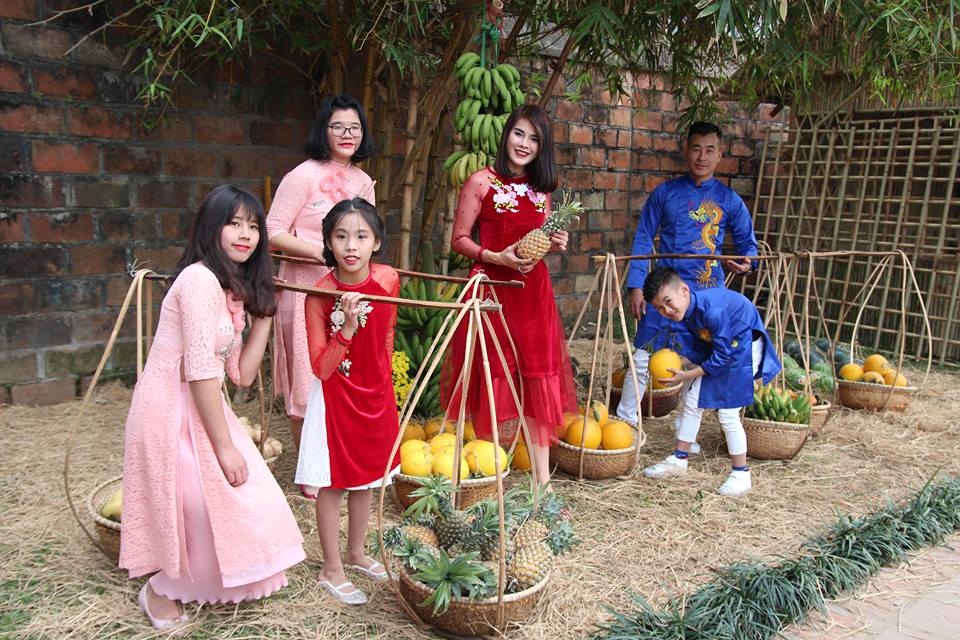 nguoi dan do ve van mieu xin chu ngay cuoi nam ong do dung may say toc de kip kho chu