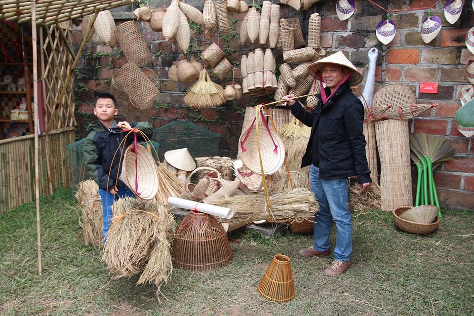 nguoi dan do ve van mieu xin chu ngay cuoi nam ong do dung may say toc de kip kho chu