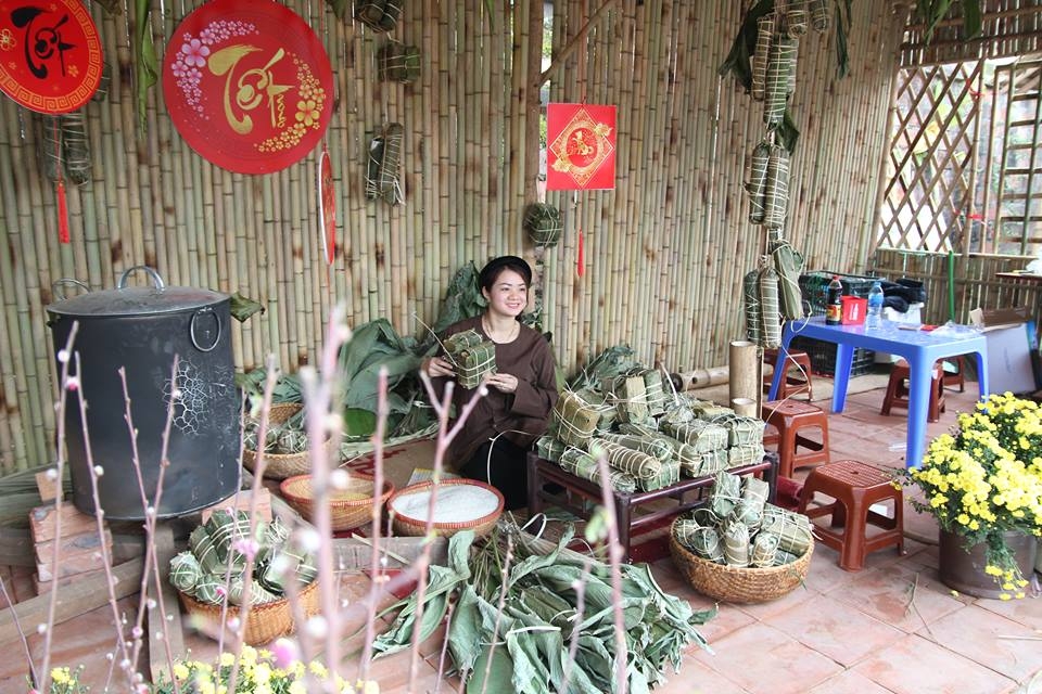 nguoi dan do ve van mieu xin chu ngay cuoi nam ong do dung may say toc de kip kho chu