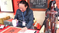 Người dân đổ về Văn Miếu xin chữ ngày cuối năm, ông đồ dùng máy sấy tóc để kịp khô chữ