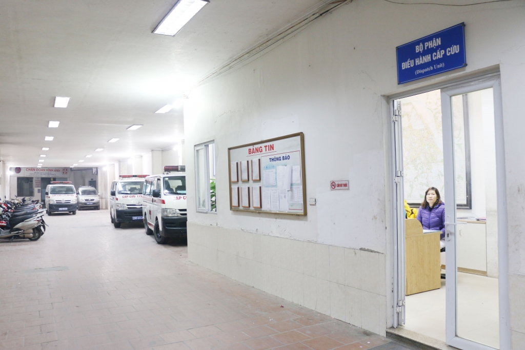 cap cuu 115 phia sau nhung chiec xe cuu thuong hu coi tren duong pho