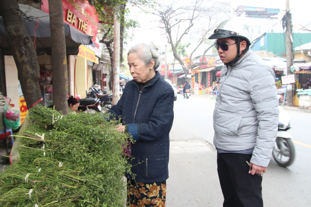 chieu 30 tet nguoi dan ha noi di mua rau mui gia ve tam tat nien