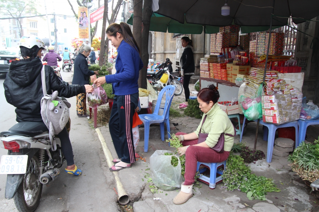 chieu 30 tet nguoi dan ha noi di mua rau mui gia ve tam tat nien
