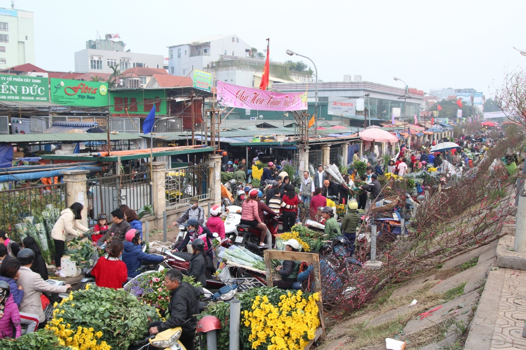 chieu 30 tet nguoi dan ha noi di mua rau mui gia ve tam tat nien