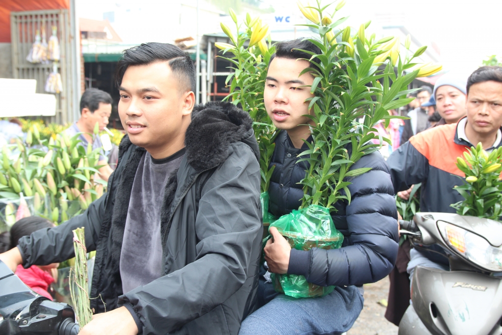 chieu 30 tet nguoi dan ha noi di mua rau mui gia ve tam tat nien