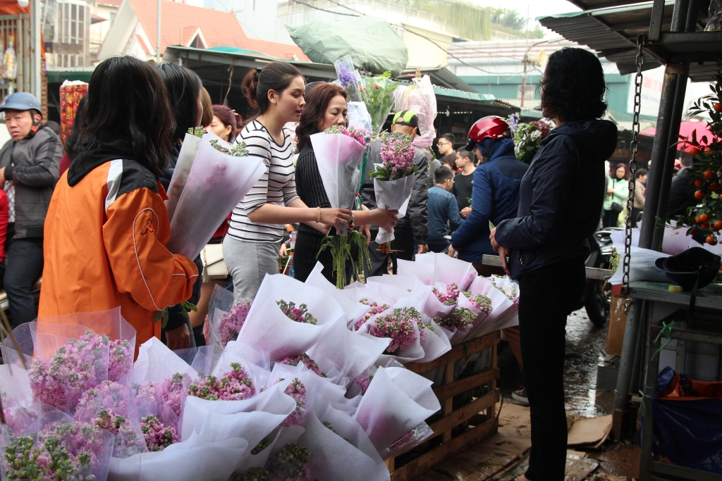 chieu 30 tet nguoi dan ha noi di mua rau mui gia ve tam tat nien