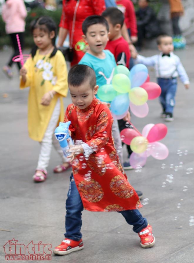 tre nho ha noi xung xinh ao dai choi tet