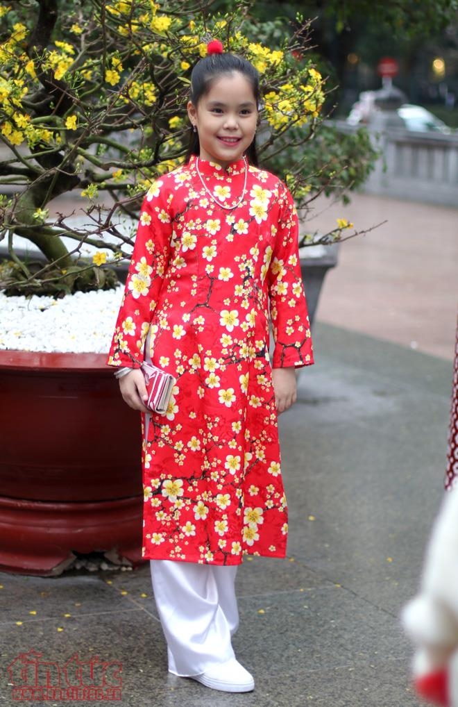 tre nho ha noi xung xinh ao dai choi tet