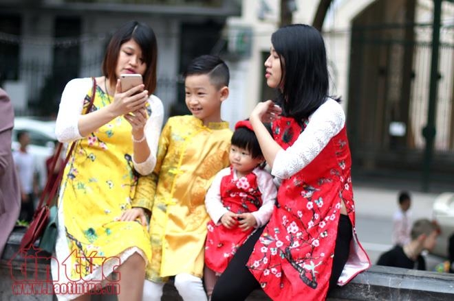 tre nho ha noi xung xinh ao dai choi tet
