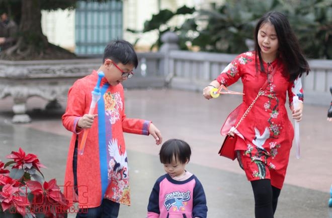 tre nho ha noi xung xinh ao dai choi tet